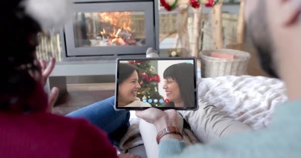 Felice Coppia Diversificata Madre Con Figlia Avendo Natale Tablet Videochiamata — Video Stock