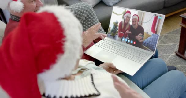 Dwie Szczęśliwe Kaukaskie Pary Dzwoniące Laptopa Zwolnione Tempo Komunikacja Rodzina — Wideo stockowe