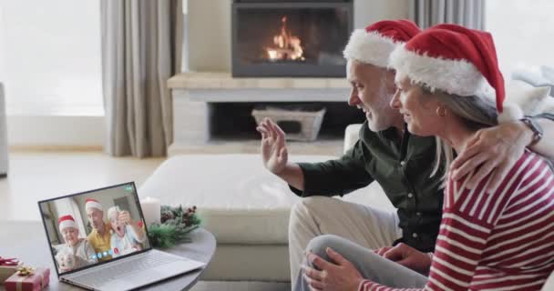 아들과 부모가 크리스마스 노트북 슬로우 모션을 코카서스 아버지 커뮤니케이션 크리스마스 — 비디오