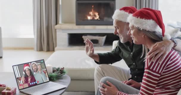 Zwei Glückliche Kaukasische Paare Beim Weihnachtlichen Laptop Videoanruf Zeitlupe Kommunikation — Stockvideo
