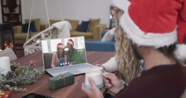 Boldog Kaukázusi Pár Anya Lánya Karácsonyi Laptop Videó Hívás Lassított — Stock videók