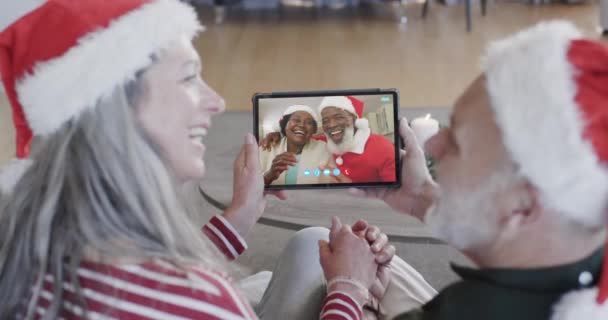 Gelukkige Diverse Senior Koppels Met Kerst Tablet Video Oproep Slow — Stockvideo