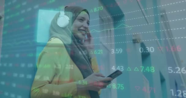Animación Del Procesamiento Datos Través Mujer Biracial Hijab Escuchando Música — Vídeo de stock