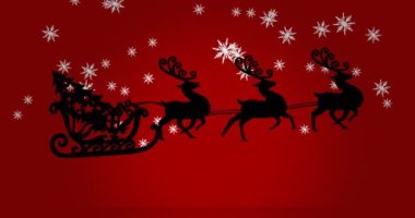 Ren geyikleri tarafından çekilen kızakla düşen noel ağacı siluetinin üzerine düşen kar tanelerinin animasyonu. Noel şenliği ve kutlama konsepti