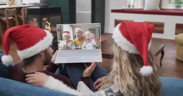 クリスマスのラップトップビデオ通話 スローモーションを持っている息子とハッピーな白人カップルと父親 コミュニケーション クリスマス お祝い トータルネス ライフスタイル — ストック動画