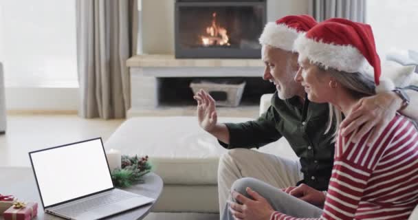 Feliz Pareja Ancianos Caucásicos Que Tienen Videollamada Portátil Navidad Con — Vídeos de Stock