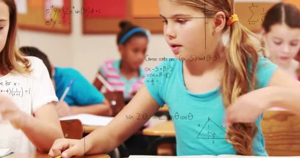 Animación Ecuaciones Matemáticas Contra Niñas Caucásicas Que Estudian Clase Escuela — Vídeos de Stock