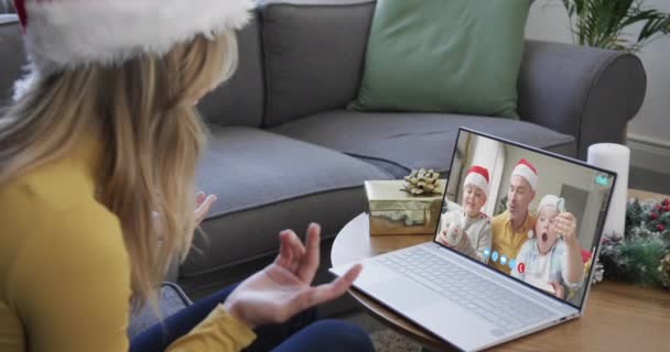 Кавказька Подруга Батько Синами Які Мають Різдвяний Відеодзвінок Ноутбук Повільний — стокове відео