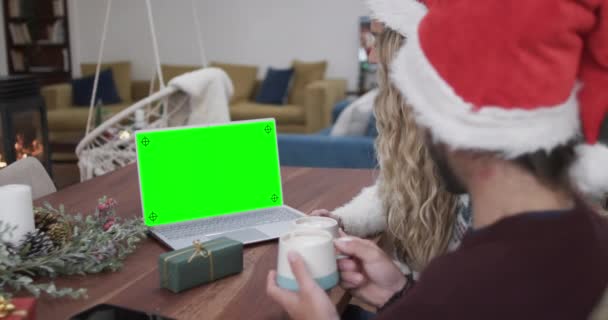 Счастливая Кавказская Пара Рождественским Ноутбуком Видеозвонок Зеленым Экраном Замедленная Съемка — стоковое видео