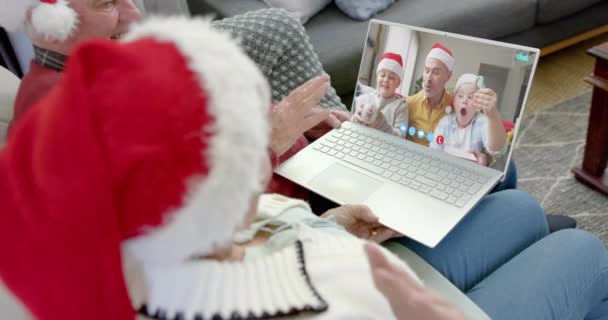 クリスマスのラップトップビデオ通話 スローモーションを持っている息子とハッピーな白人カップルと父親 コミュニケーション クリスマス お祝い トータルネス ライフスタイル — ストック動画