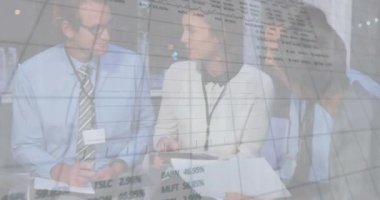 Ofiste birlikte tartışan çeşitli iş adamları üzerinde borsa veri işleme animasyonu. Küresel ekonomi ve iş teknolojisi kavramı