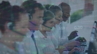Ofiste çalışan telefon kulaklığı takmış çeşitli meslektaşların borsa veri işleme animasyonları. Küresel ekonomi ve iş veri teknolojisi kavramı