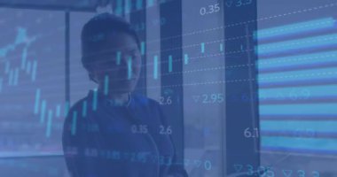 Ofiste pencereden dışarı bakan düşünceli bir kadın için borsa veri işleme animasyonu. Küresel ekonomi ve iş teknolojisi kavramı