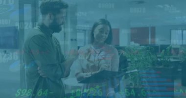 Ofiste tartışan çeşitli erkek ve kadınlara karşı borsa veri işleme animasyonu. Küresel ekonomi ve iş teknolojisi kavramı