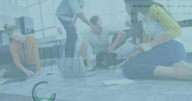 Ofiste tartışan çeşitli meslektaşlardan oluşan bir ekip üzerinden borsa veri işleme animasyonu. Küresel ekonomi ve iş veri teknolojisi kavramı