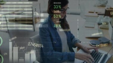 Ofiste dizüstü bilgisayar kullanan melez bir kadın hakkında istatistiksel veri işleme animasyonu. Bilgisayar arayüzü ve iş veri teknolojisi kavramı