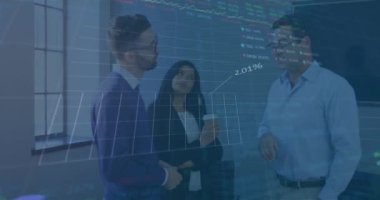 Ofiste tartışan çeşitli iş adamlarına karşı borsa veri işleme animasyonu. Küresel ekonomi ve iş veri teknolojisi kavramı