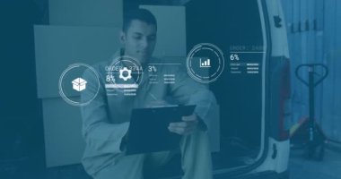 Teslimat minibüsündeki panoda dolanan beyaz kurye hakkında veri işleme animasyonu. Gelecekteki tedarik zinciri ve lojistik ağ işi kavramı