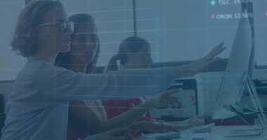 Ofisteki bilgisayarda tartışan iki farklı kadın üzerinde borsa veri işleme animasyonu. Küresel ekonomi ve iş veri teknolojisi kavramı