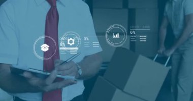 Depoda gülümseyen beyaz erkek yöneticinin portresine karşı veri işleme animasyonu. Gelecekteki tedarik zinciri ve lojistik ağ işi kavramı