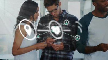 Ofiste tartışan çeşitli meslektaşlara karşı dijital simge ağının animasyonu. Küresel ağ ve iş teknolojisi kavramı