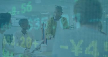 Ofiste tartışan çeşitli meslektaşlar takımına karşı borsa veri işleme animasyonu. Küresel ekonomi ve iş teknolojisi kavramı