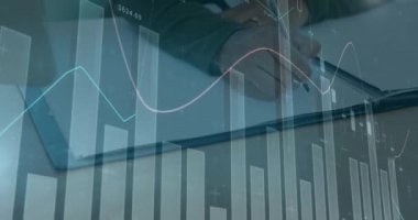 Ofiste not alan bir adamın orta bölümündeki istatistiksel veri işleme animasyonu. Bilgisayar arayüzü ve iş veri teknolojisi kavramı