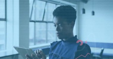 Ofiste tablet kullanan Afrikalı Amerikalı bir kadın hakkında istatistiksel veri işleme animasyonu. Bilgisayar arayüzü ve iş veri teknolojisi kavramı