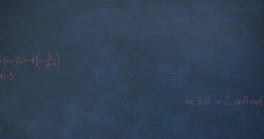 Mavi karatahta arka planında yüzen matematiksel denklemlerin ve formüllerin animasyonu. Okul ve eğitim kavramı