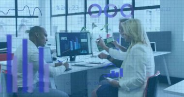 Ofisteki bilgisayarda tartışan çeşitli iş adamlarına karşı veri işleme animasyonu. Bilgisayar arayüzü ve iş veri teknolojisi kavramı