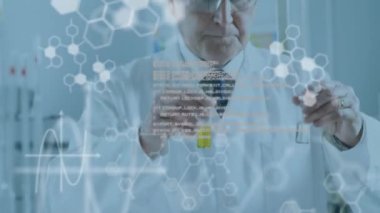Laboratuvarda test tüpleri tutan beyaz erkek bilim adamının tıbbi veri işleme animasyonu. Tıbbi araştırma ve bilim teknolojisi kavramı