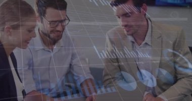 Ofisteki dizüstü bilgisayar kullanan çeşitli iş adamları üzerinde istatistiksel veri işleme animasyonu. Bilgisayar arayüzü ve iş veri teknolojisi kavramı
