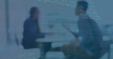 Çeşitli erkek ve kadınların ofiste tartıştıkları borsa veri işlemlerinin animasyonu. Küresel ekonomi ve iş veri teknolojisi kavramı
