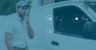 Beyaz teslimatçı karavanında telsizle konuşan adamın veri işleme animasyonu. Gelecekteki tedarik zinciri ve lojistik ağ işi kavramı