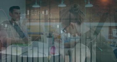 Ofiste tartışan çeşitli meslektaşlar hakkında istatistiksel veri işleme animasyonu. Bilgisayar arayüzü ve iş veri teknolojisi kavramı