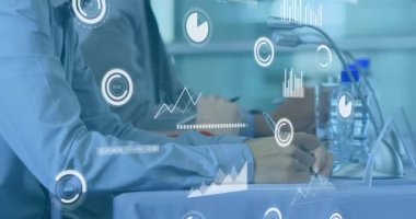 Asyalı adamın ofisinde not tutması üzerine istatistiksel veri işleme arayüzünün animasyonu. Bilgisayar arayüzü ve iş veri teknolojisi kavramı