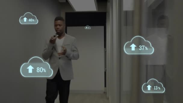 Animacja Cloud Upload Ikony Przeciwko Afrykańskiego Amerykańskiego Biznesmena Mówiącego Smartfonie — Wideo stockowe