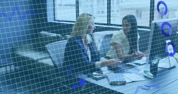 オフィスでコンピュータ上で議論する2人の多様な女性を超える統計データ処理のアニメーション コンピュータインターフェースとビジネスデータ技術のコンセプト — ストック動画
