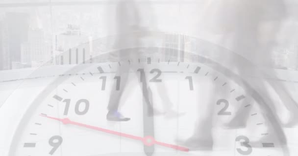 オフィスで歩く人々の低い部分のタイムラプスに対する時計のアニメーション 営業時間と時間管理コンセプト — ストック動画