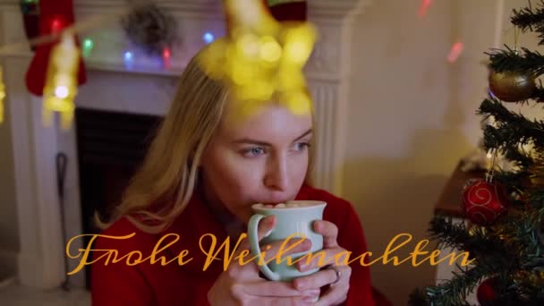 Animatie Van Frohe Weihnachten Tekst Banner Tegen Kaukasische Vrouw Drinken — Stockvideo