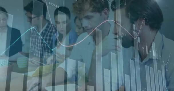 Animatie Van Statistische Gegevensverwerking Tegen Twee Verschillende Mannen Die Kantoor — Stockvideo