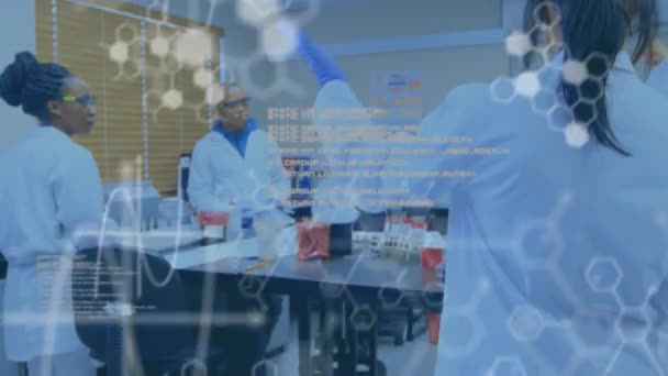 Animacja Przetwarzania Danych Medycznych Nad Zespołem Różnorodnych Naukowców Omawiających Laboratorium — Wideo stockowe