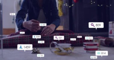 Kafkasyalı kadınların hediye paketlerinin üzerinde numaralar olan sosyal medya simgelerinin animasyonu. Yaşam tarzı, iletişim, sosyal medya ve dijital arayüz konsepti dijital olarak oluşturulmuş video.