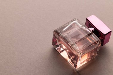 Kahverengi arka planda fotokopi alanı olan güzellik ürünü parfüm şişesini kapat. Sağlık ve güzellik, güzellik ürünü, makyaj ve renk konsepti.