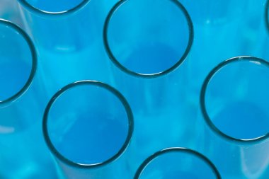 Laboratuvar deney tüplerini mavi sıvıyla kapatın ve beyaz arka planda kopyalayın. Laboratuvar, bilim, araştırma ve kimya konsepti.