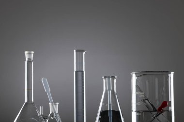 Laboratuvar çanaklarını kapatın ve gri arka plandaki alanı kopyalayın. Laboratuvar, bilim, araştırma ve kimya konsepti.