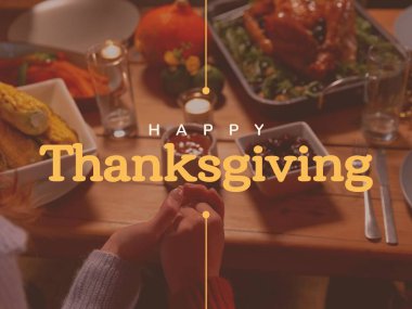 Şükran Günü mesajının birleşimi. Yemek masasında insanların şükran günü duası üzerine. Şükran Günü, Amerikan geleneği ve dijital olarak üretilen imaj kutlaması.