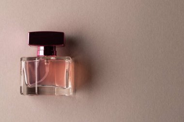 Kahverengi arka planda fotokopi alanı olan güzellik ürünü parfüm şişesini kapat. Sağlık ve güzellik, güzellik ürünü, makyaj ve renk konsepti.