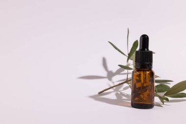 Şişeyi pipetle kapat ve beyaz arka planda fotokopi alanı ile bırak. Sağlık ve güzellik, güzellik ürünü, makyaj ve renk konsepti.