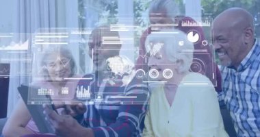 Tablet kullanan farklı kıdemli arkadaşlar üzerindeki simgelerle bağlantı ağının animasyonu. Küresel ağlar, bağlantılar, hesaplama ve veri işleme kavramı dijital olarak oluşturulmuş video.